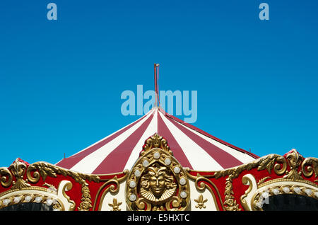 Éléments d'un Carnaval coloré vintage contre ciel bleu clair Banque D'Images