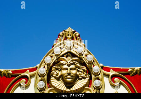 Éléments d'un Carnaval coloré vintage contre ciel bleu clair Banque D'Images