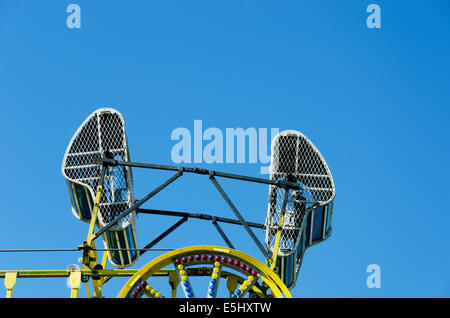 Éléments d'un Carnaval coloré vintage contre ciel bleu clair Banque D'Images
