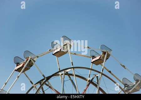 Éléments d'un Carnaval coloré vintage contre ciel bleu clair Banque D'Images