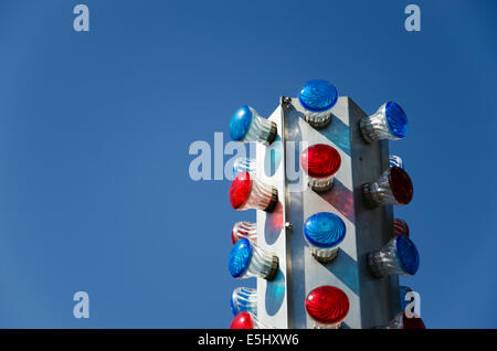 Éléments d'un Carnaval coloré vintage contre ciel bleu clair Banque D'Images