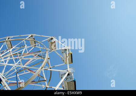 Éléments d'un Carnaval coloré vintage contre ciel bleu clair Banque D'Images