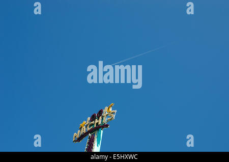 Éléments d'un Carnaval coloré vintage contre ciel bleu clair Banque D'Images