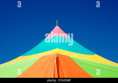 Éléments d'un Carnaval coloré vintage contre ciel bleu clair Banque D'Images