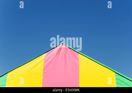 Éléments d'un Carnaval coloré vintage contre ciel bleu clair Banque D'Images