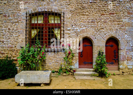 Détail extérieur dans la cour du château de Lassay-les-Château, France Banque D'Images