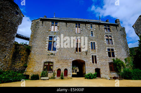 Dans la cour extérieure du Château de Lassay-les-Château, France Banque D'Images