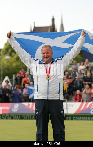 Glasgow, Ecosse. 01 août, 2014. Les Jeux du Commonwealth de Glasgow. Jour 9. Centre de boulingrin de Kelvingrove. Mens Lawn Bowls finales. Cérémonie de remise des médailles pour l'Écosse, le Canada et l'Australie lauréats. Darren Burnett vole le Sautoir en or victoire pour l'Ecosse. Credit : Action Plus Sport/Alamy Live News Banque D'Images