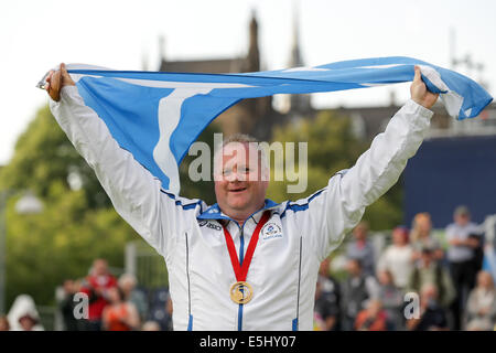 Glasgow, Ecosse. 01 août, 2014. Les Jeux du Commonwealth de Glasgow. Jour 9. Centre de boulingrin de Kelvingrove. Mens Lawn Bowls finales. Cérémonie de remise des médailles pour l'Écosse, le Canada et l'Australie lauréats. Darren Burnett vole le Sautoir en or victoire pour l'Ecosse. Credit : Action Plus Sport/Alamy Live News Banque D'Images