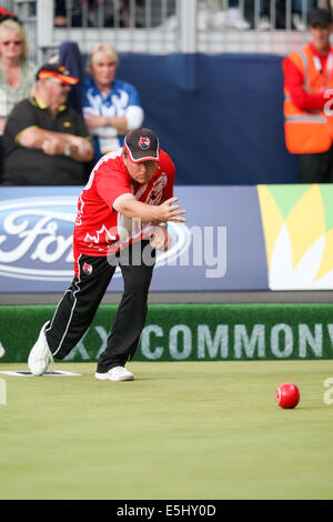 Glasgow, Ecosse. 01 août, 2014. Les Jeux du Commonwealth de Glasgow. Jour 9. Centre de boulingrin de Kelvingrove. Mens Lawn Bowls finales. L'Ecosse et le Canada. Médaille d'or. Ryan Bester représentant le Canada en finale de l'action. Credit : Action Plus Sport/Alamy Live News Banque D'Images