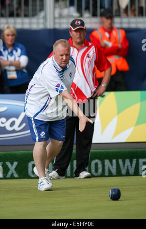 Glasgow, Ecosse. 01 août, 2014. Les Jeux du Commonwealth de Glasgow. Jour 9. Centre de boulingrin de Kelvingrove. Mens Lawn Bowls finales. L'Ecosse et le Canada. Médaille d'or. Ecosse de Darren Burnett chassant la médaille d'or. Credit : Action Plus Sport/Alamy Live News Banque D'Images