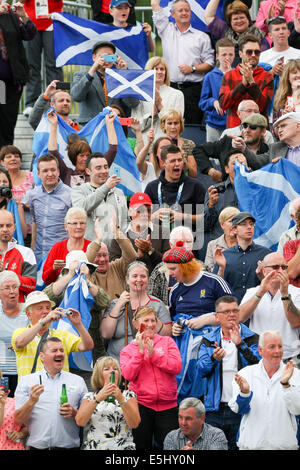 Glasgow, Ecosse. 01 août, 2014. Les Jeux du Commonwealth de Glasgow. Jour 9. Centre de boulingrin de Kelvingrove. Mens Lawn Bowls finales. Cérémonie de remise des médailles pour l'Écosse, le Canada et l'Australie lauréats. L'Écosse fans profitant de la cérémonie de remise des médailles. Credit : Action Plus Sport/Alamy Live News Banque D'Images