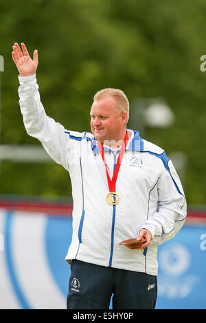 Glasgow, Ecosse. 01 août, 2014. Les Jeux du Commonwealth de Glasgow. Jour 9. Centre de boulingrin de Kelvingrove. Mens Lawn Bowls finales. Cérémonie de remise des médailles pour l'Écosse, le Canada et l'Australie lauréats. Darren Burnett avec sa médaille d'or. Credit : Action Plus Sport/Alamy Live News Banque D'Images