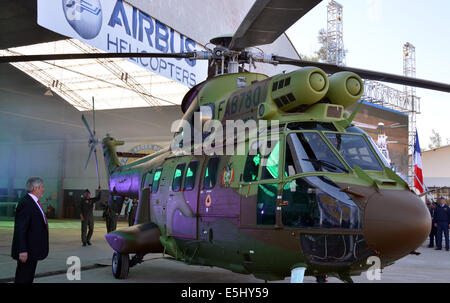 Cochabamba, Bolivie. 1er août, 2014. Un hélicoptère Super Puma militaire est vu lors d'une cérémonie de livraison à Cochabamba, Bolivie, le 1 août, 2014. Source : Xinhua/Alamy Live News Banque D'Images