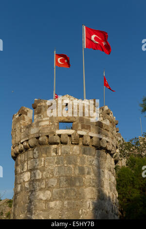 Tour du château de Bodrum avec des drapeaux Banque D'Images