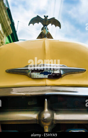 Rhum Bacardi unique ornement de capot jaune sur une Chevrolet des années 1950 dans les rues de La Havane, Cuba Banque D'Images