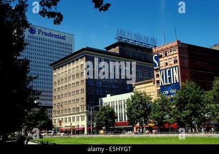 NEWARK, NEW JERSEY : les bâtiments de la rue Broad et de magasins sur la rue Broad vu à travers le livre vert à Military Park Banque D'Images