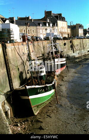 LE VAL-André, France. Bateaux de pêche DANS LE PORT A marée basse. PHOTO:JONATHAN EASTLAND/AJAX Banque D'Images