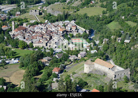 VUE AÉRIENNE.Château perché surplombant la ville fortifiée dans la vallée du Haut Verdon.Colmars-les-Alpes, Alpes-de-haute-Provence, France. Banque D'Images