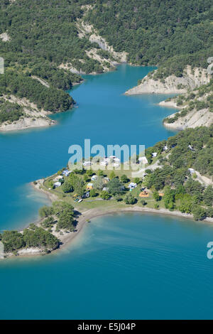 VUE AÉRIENNE.Terrain de camping dans un cadre idyllique sur le bord du lac de serre-Ponçon.Chorges, Hautes-Alpes, France. Banque D'Images