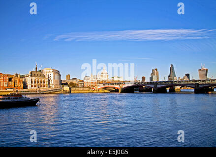 Sur la Tamise montrant St. Paul's Cathedra,l Blackfriars Bridge et les toits de la ville de Londres, Londres, Angleterre Banque D'Images