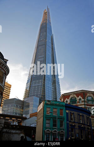 Vue sur le Shard vus de Tooley Street, Londres, Angleterre, Royaume-Uni Banque D'Images