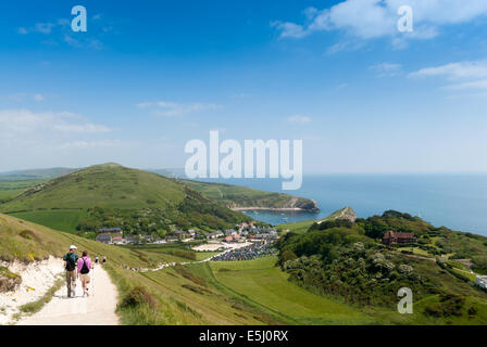 Couple en train de marcher le long d'un océan à l'anse de Lulworth, sur la côte jurassique, Dorset, England, UK Banque D'Images