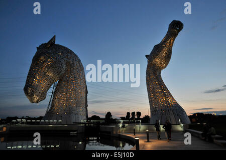 Falkirk, Ecosse, Royaume-Uni. 1er août 2014. Les Kelpies ont été allumés avec de l'or s'allume pour célébrer le nombre de médailles aux Jeux du Commonwealth par l'équipe d'Écosse. Les Kelpies sont un monument conçu par Andy Scott et sont situés à Falkirk. Crédit : Andrew Steven Graham/Alamy Live News Banque D'Images