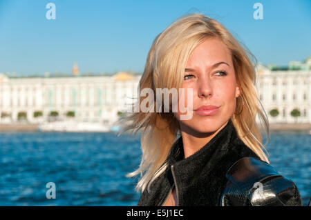 Attractive young woman in St Petersburg, Russie Banque D'Images