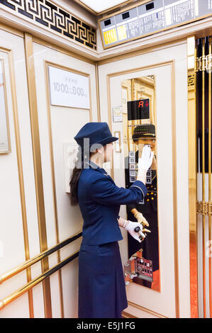 Ascenseur dans l'opérateur du grand magasin Takashimaya, Tokyo, Japon Banque D'Images