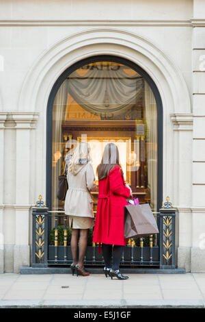 Window Shopping à Graff à New Bond Street, London, UK Banque D'Images