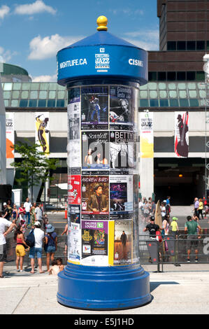 Colonne Morris montre la publicité pour le festival de Jazz de Montréal. Banque D'Images