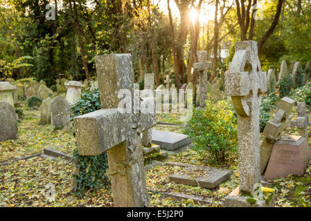 Vieille pierres tombales dans le Cimetière de Highgate, Londres, Angleterre, Royaume-Uni Banque D'Images