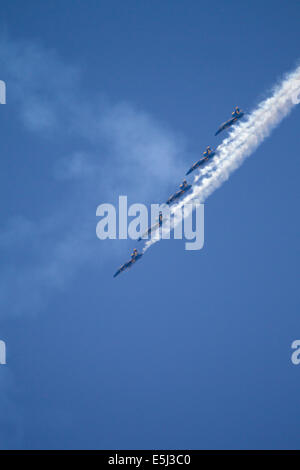 Seattle, Washington, US. 31 juillet, 2014. Blue Angels de la Marine américaine F/A-18 Hornet pratique, Seafair, le lac Washington, Seattle, Washington, le 31 juillet 2014 Crédit : Marilyn Dunstan/Alamy Live News Banque D'Images