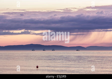 Coucher de soleil sur les îles du Golfe avec la flotte au crabe Banque D'Images