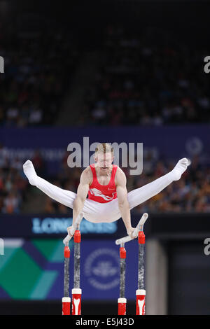 SSE Hydro, Glasgow, Écosse, Royaume-Uni, vendredi, 1er août 2014. Glasgow 2014 Jeux du Commonwealth, gymnastique artistique masculine, finale individuelle des barres parallèles. Nile Wilson, Angleterre, récipiendaire de la médaille d'argent Banque D'Images