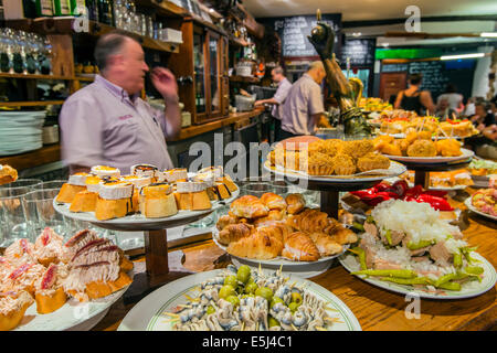 Pinchos ou pintxos servis dans un bar de Donostia San Sebastián, Guipúzcoa, Pays Basque, Espagne Banque D'Images