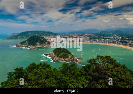 Sur les toits de la ville avec la Bahia de la Concha, Donostia San Sebastian, Gipuzkoa, Pays Basque, Espagne Banque D'Images