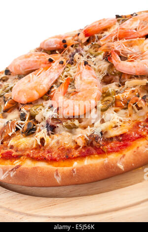 De savoureux fruits de mer Pizza fine italienne avec les crevettes, les calmars et les olives vertes Banque D'Images