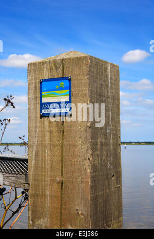 Un post avec panneau indiquant les Angles Way sentier à Burgh Castle, Norfolk, Angleterre, Royaume-Uni. Banque D'Images