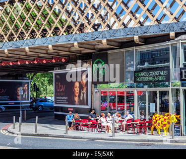 Steakhouse Restaurant avec repas en plein air en été sous un pont de chemin de fer, London SE1, UK Banque D'Images