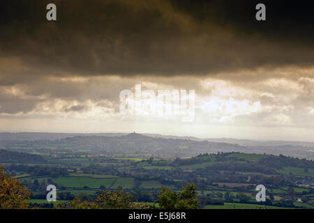 Glastonbury Tor de la jante de Ebbor Gorge, collines de Mendip, Somerset, England, UK Banque D'Images