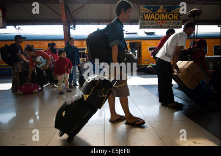 Jakarta, Indonésie. 2e août, 2014. Les voyageurs arrivent par train à la gare de Senen à Jakarta, Indonésie, le 2 août 2014. Après l'Aïd al-Fitr en célébration d'origine, des milliers de personnes Retour à Jakarta pour travailler. © Sanovri Veri/Xinhua/Alamy Live News Banque D'Images