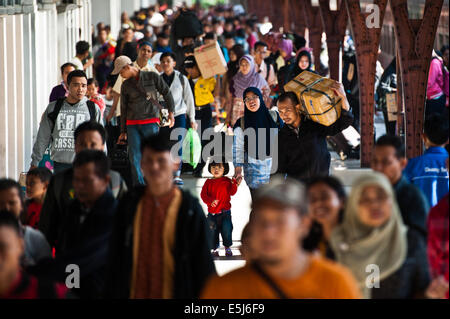 Jakarta, Indonésie. 2e août, 2014. Les voyageurs arrivent par train à la gare de Senen à Jakarta, Indonésie, le 2 août 2014. Après l'Aïd al-Fitr en célébration d'origine, des milliers de personnes Retour à Jakarta pour travailler. © Sanovri Veri/Xinhua/Alamy Live News Banque D'Images