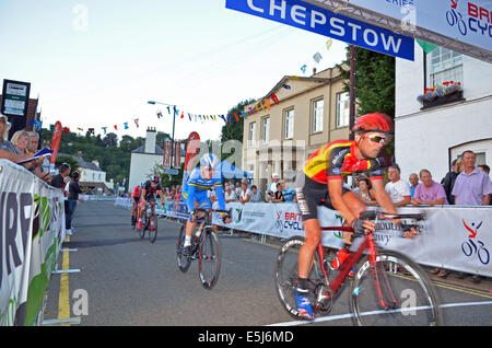 Centre-ville à vélo à Chepstow au Pays de Galles. Le Wales Open critérium, composé de coureurs élites sur une course de 1,17 kilomètre cour Banque D'Images
