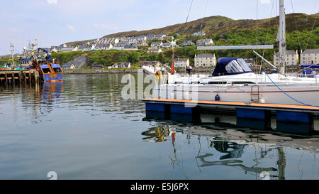 Un yacht reflète dans l'eau calme de Mallaig yachting marina, Mallaig, Ecosse, Royaume-Uni Banque D'Images