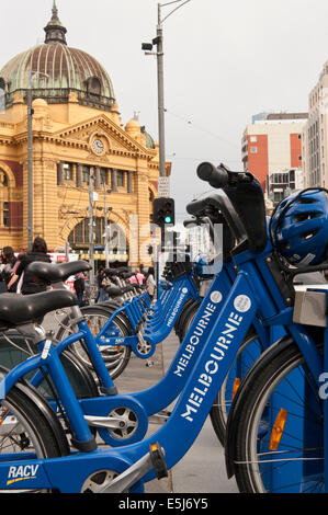 Location de vélos Melbourne en face de la gare de Flinders Street Melbourne, Australie Banque D'Images