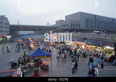La place des produits de base à Dalian railway station Banque D'Images
