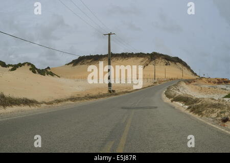 Route de Praia da Pipa, Rio Grande do Norte, au Brésil. Banque D'Images