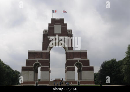 Le Mémorial de Thiepval et cimetière franco-anglais Banque D'Images